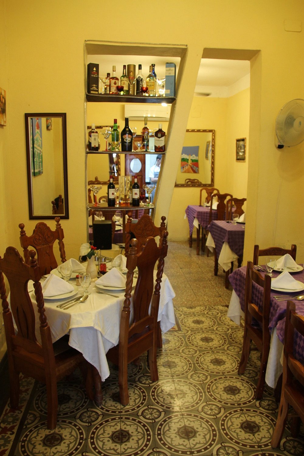 Interior del restaurante De Paris en Cienfuegos